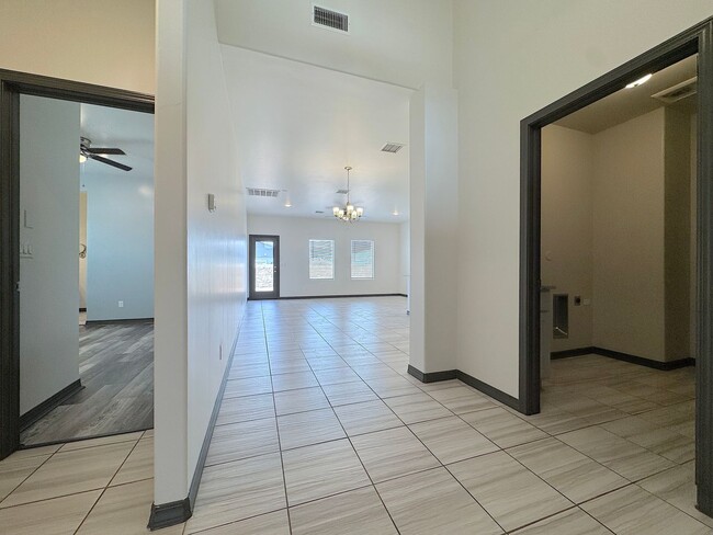 Building Photo - Beautiful 3 Bed 2 Bath with Refrig A/C and all tile flooring!