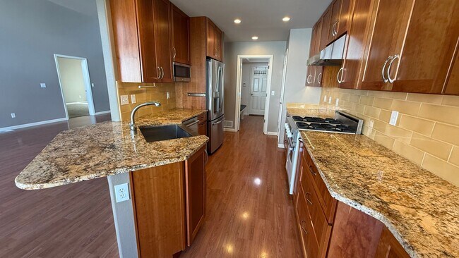 Foto del edificio - West Side 3 Bed/2.5 Bath Townhouse Condo. Available NOW!