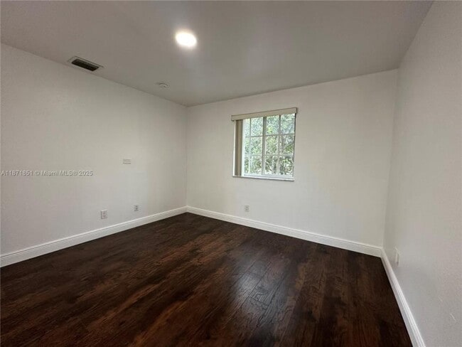 Building Photo - 3 bedroom in Hallandale FL 33009