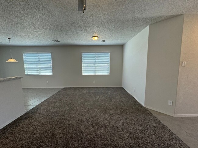 Building Photo - 4 bed 2 bath home in Huning Ranch! Newly B...