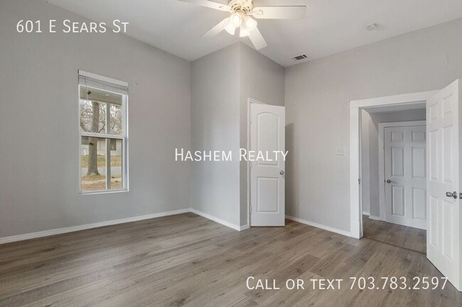 Building Photo - 601 E Sears St