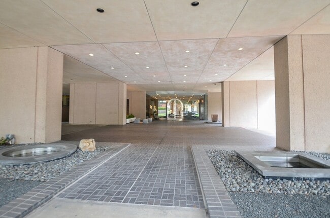 Building Photo - 5000 Montrose Blvd