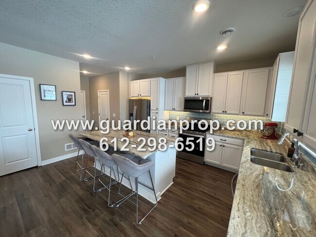 Foto del edificio - Luxury 2020 Built Townhouse Available June 1, Open Floor Plan, Fireplace, Patio, Primary w/Huge P...