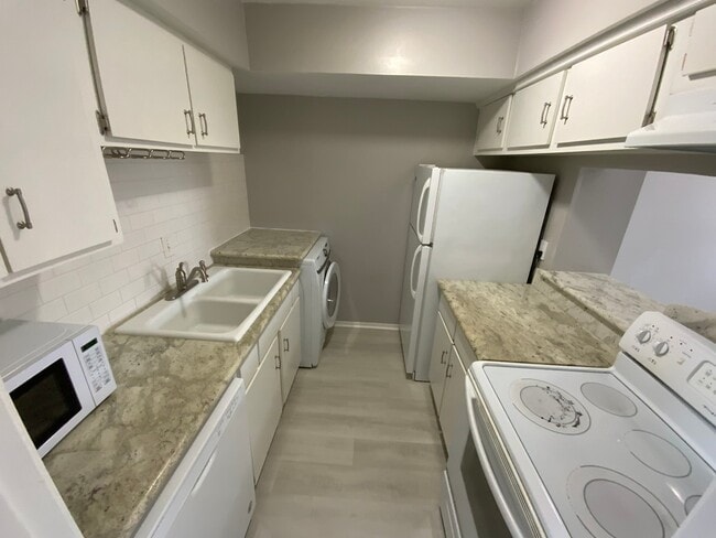 Building Photo - 6402 Del Monte Dr