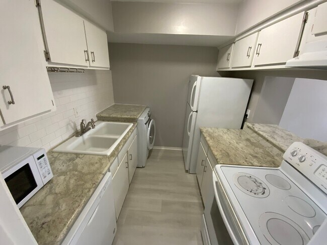 Building Photo - 6402 Del Monte Dr