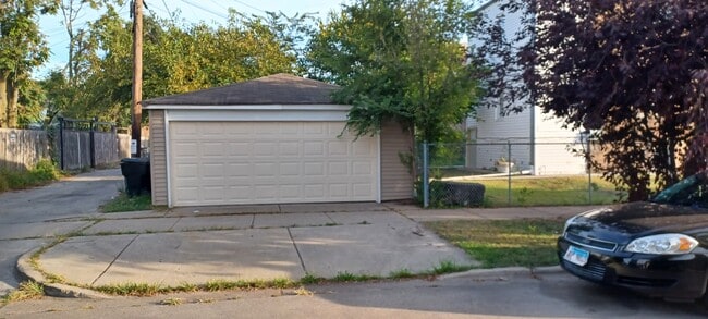 Building Photo - 6458 S Paulina St