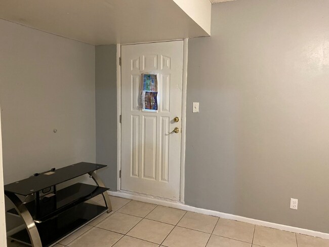 Building Photo - 8972 Valencia Gardens Dr