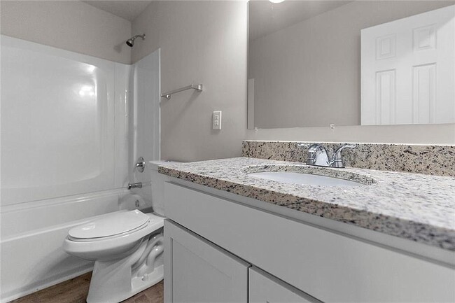 Shared bathroom - 403 S Laburnum Ave