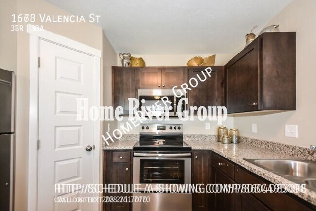 Building Photo - Great 3-Bed 2.5-Bath Townhome with Garage!