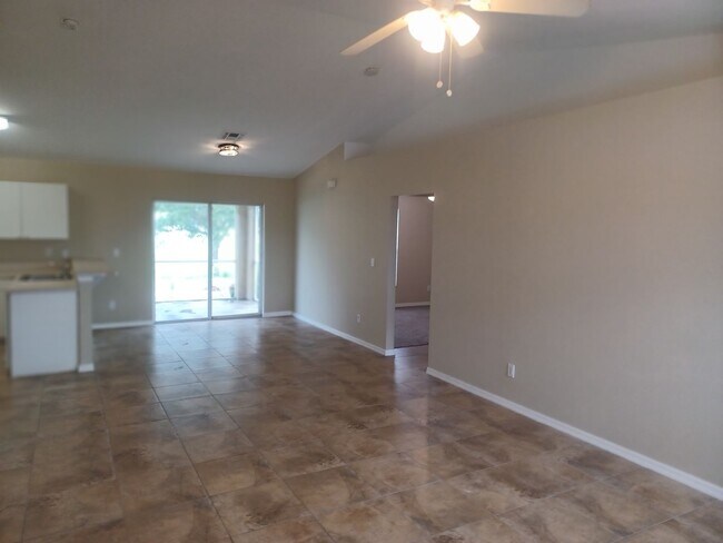 Foto del edificio - 1519 Nelson Rd N