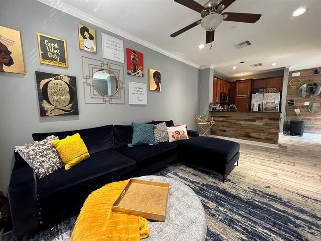 Building Photo - Stunning Townhome Near Medical Center!