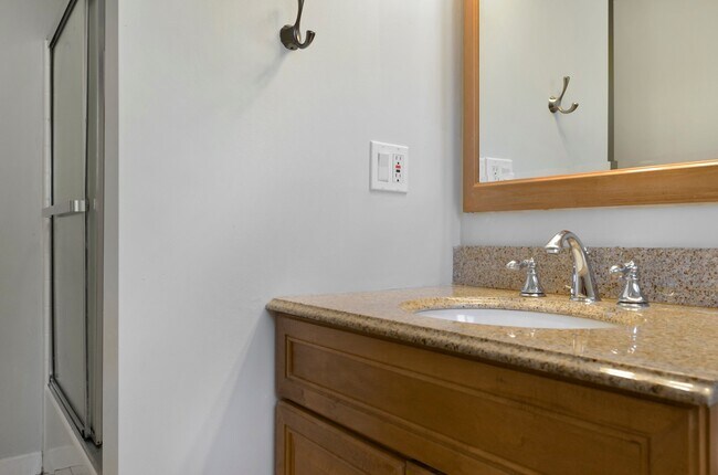 Foto del edificio - Charming Remodeled Home with Backyard Work...