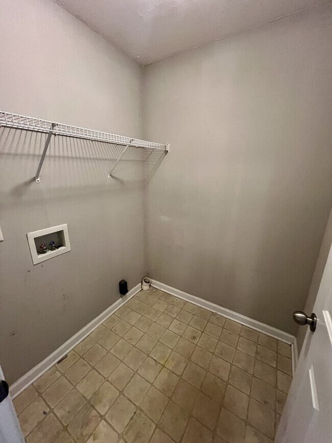 Foto del edificio - 3 Bed, 2 Bath, One level home in BLACKMAN