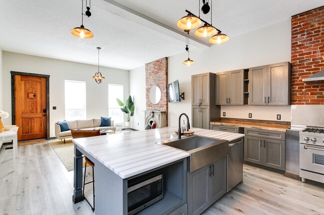 Building Photo - 725 E Breckinridge St