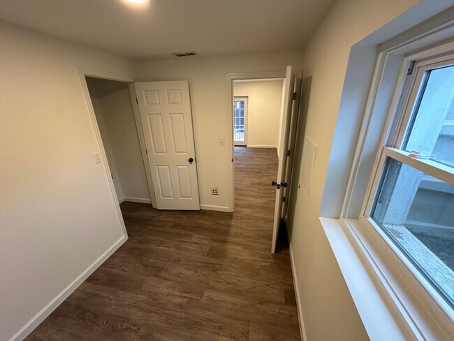 Foto del edificio - 301 Spring Hollow Rd