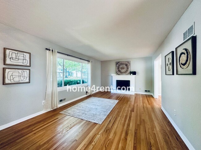 Building Photo - Attractive Overland Park Home w/ Wood Floo...