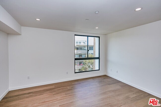 Foto del edificio - 328 N Maple Dr