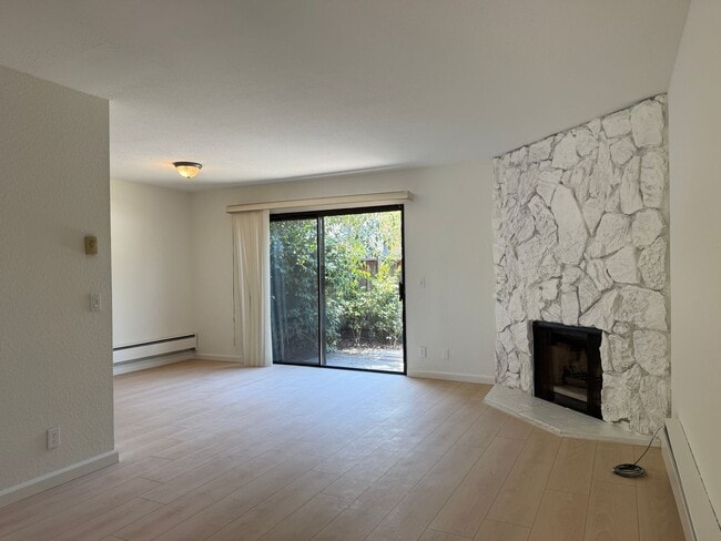 Building Photo - 704 Winstead Ct