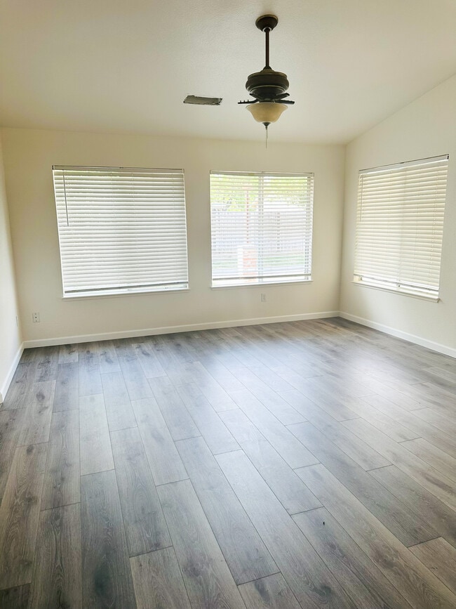 Living room - 614 E Cinnamon Dr