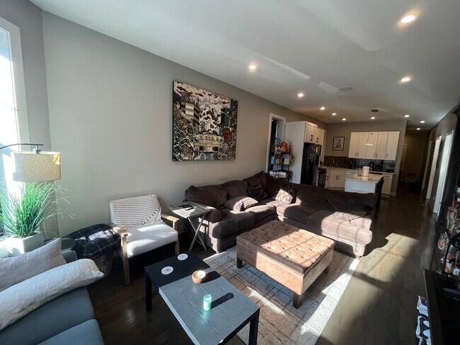 Foto del edificio - 1215 N Wolcott Ave