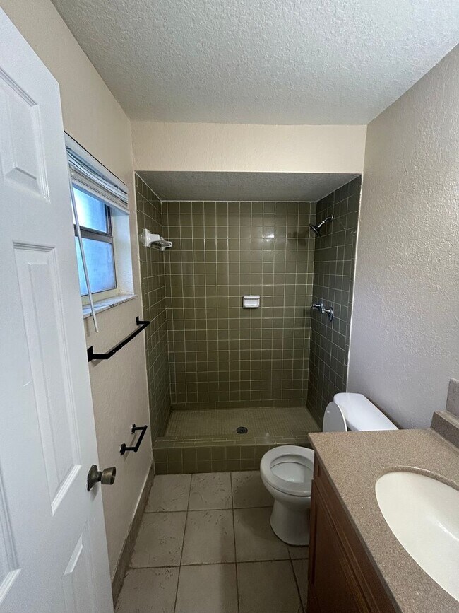 Building Photo - Spacious Three Bedroom Two Bath Home For R...