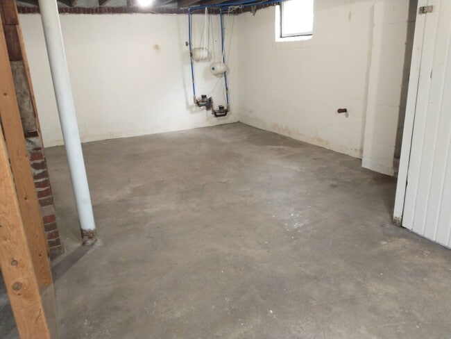 Building Photo - 372 Morris Dr