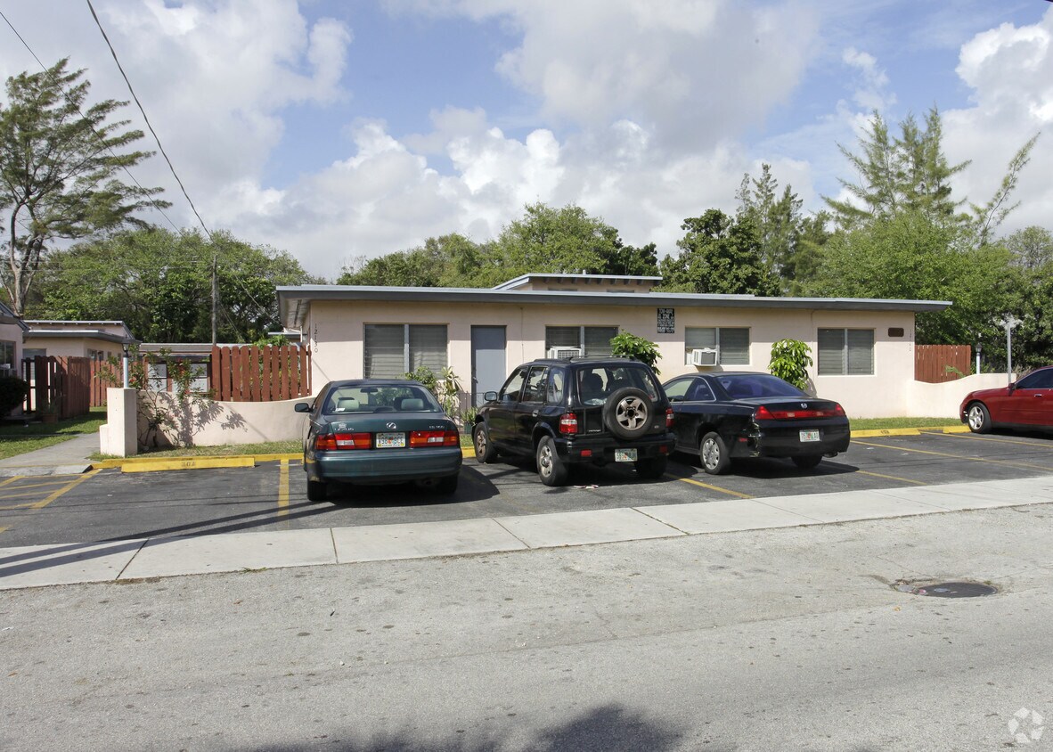 Foto del edificio - 12110-12140 NE 8th Ave