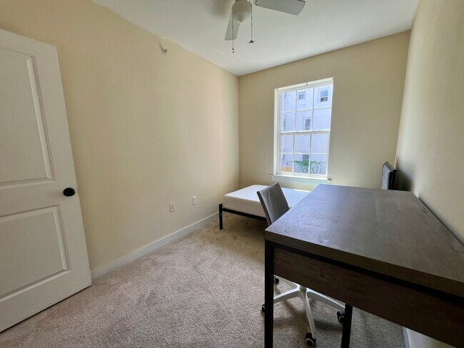 Dormitorio con muebles - 1704 Cecil B Moore Ave