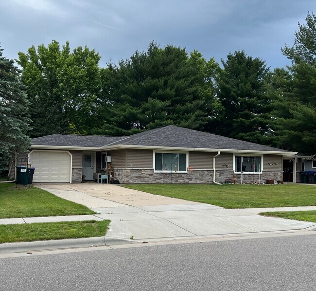 Building Photo - 318 Green Meadow Dr