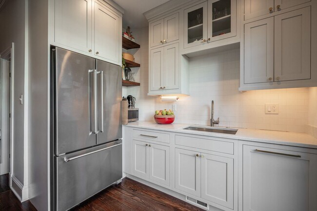 Foto del edificio - Bloomingdale Townhome | 4 Bed | 3.5  Bath | 2,300 Sf | Fenced-In Backyard | Parking Space w/ EV C...