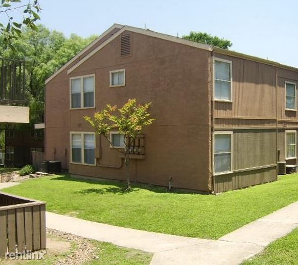 Building Photo - 2400 Oakhill Rd