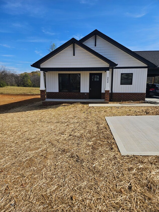 Foto principal - Alcoa 37701 - 3 bedroom, 2 bath Rancher - ...