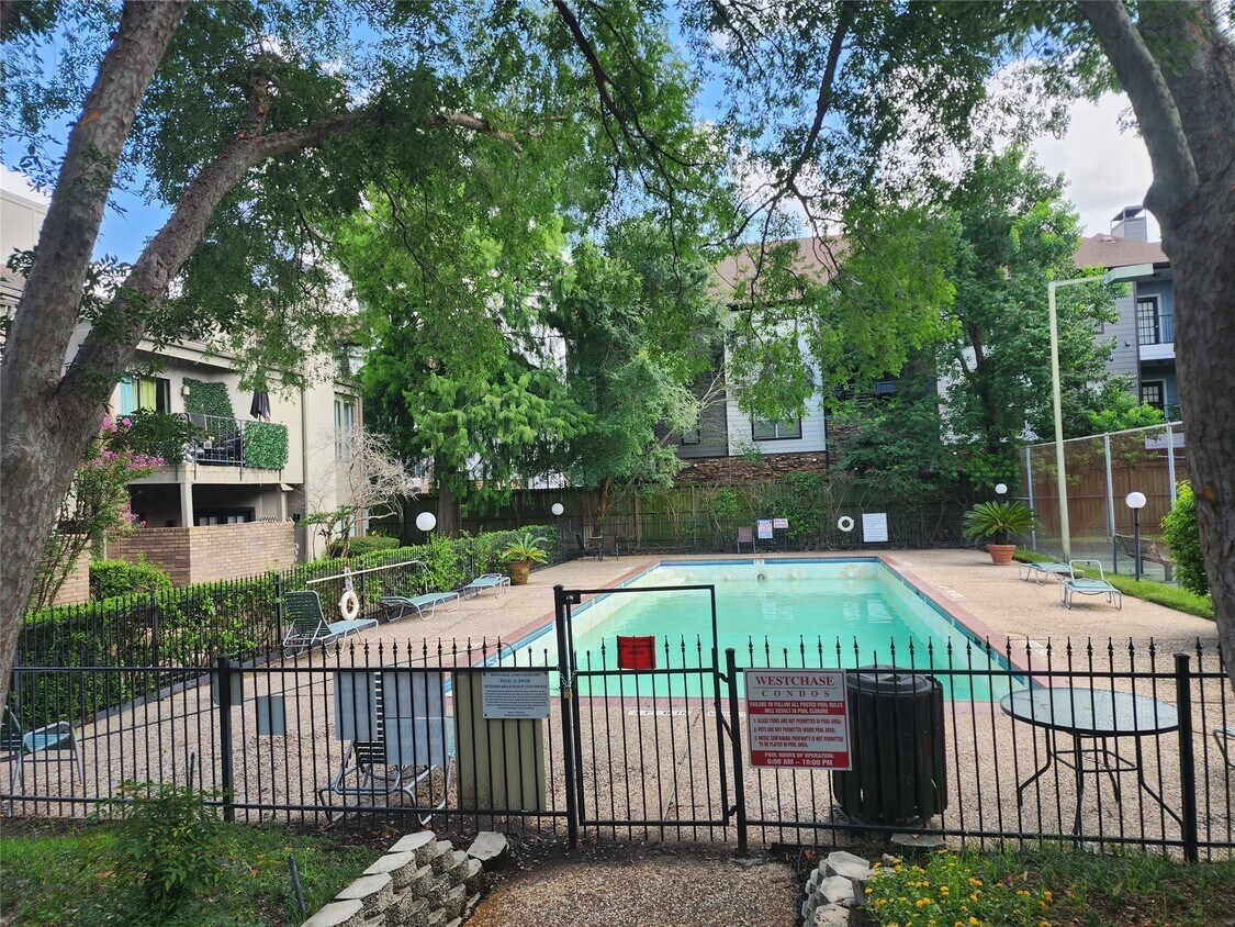 Foto del edificio - 10811 Richmond Ave.