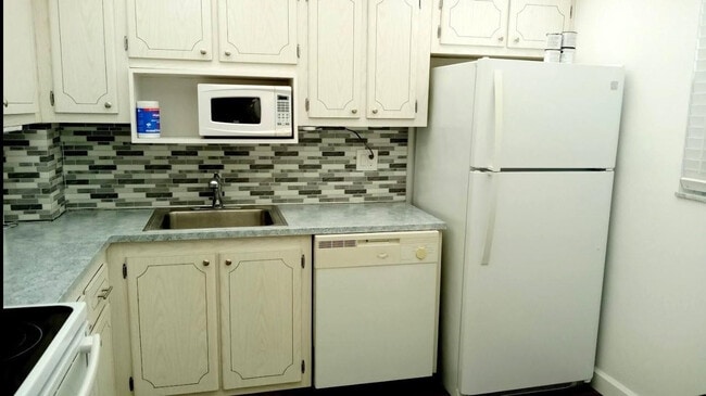 Building Photo - 301 Cambridge Rd