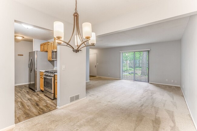 Building Photo - 2 Bedroom Condo in charming Plymouth neigh...