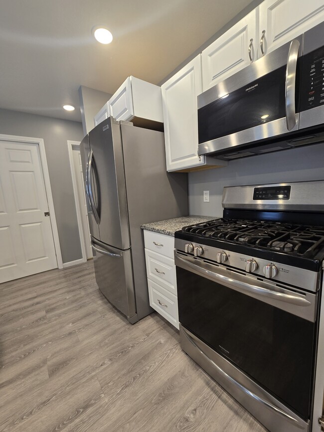 Building Photo - 1796 E Lake Mitchell Dr