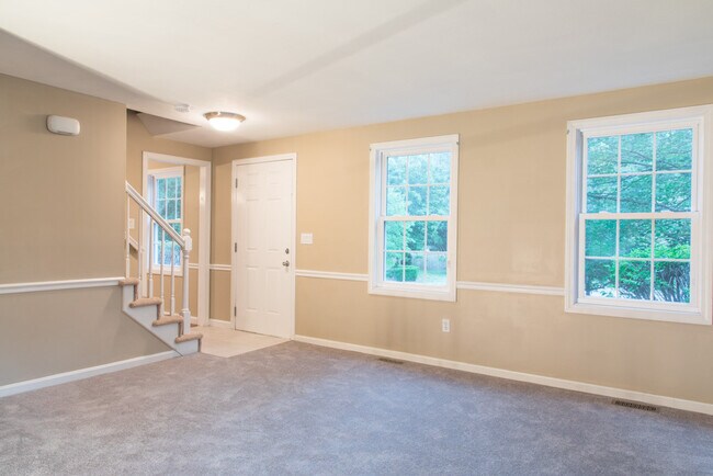 Building Photo - Gorgeous Colonial 3 BR 1.5 Baths, Fireplace, Jacuzzi Bath tub,  in Shirley