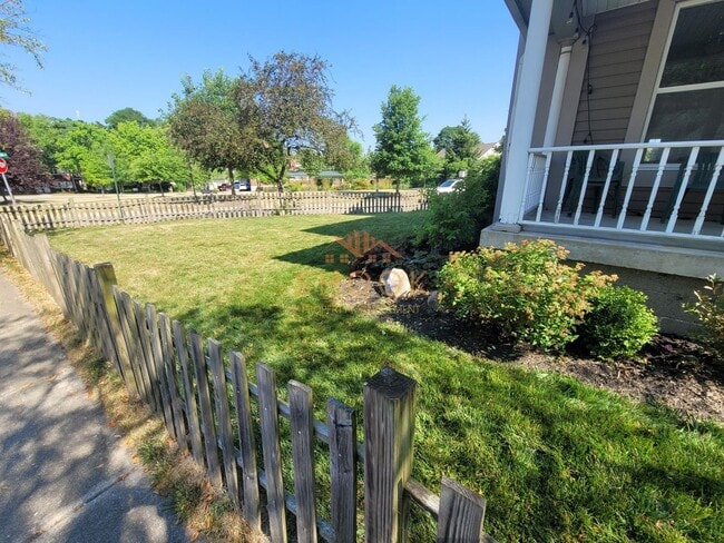 Building Photo - LARGE DOWNTOWN HOME WITH LARGER THAN AVERA...
