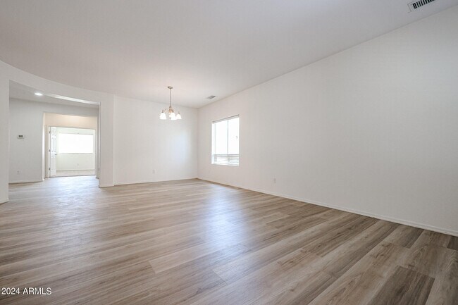 Building Photo - 811 E Kapasi Ln