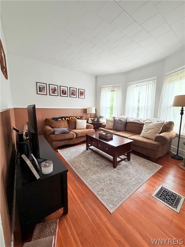 Foto del edificio - 579 W Delavan Ave