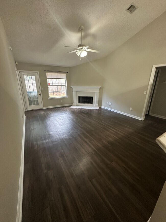 Building Photo - 4 Bed/2 Bath Home in neighborhood off of T...