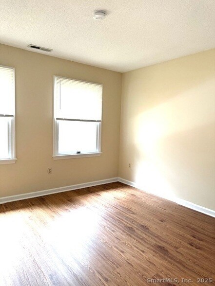 Foto del edificio - 25 Old Turnpike Rd