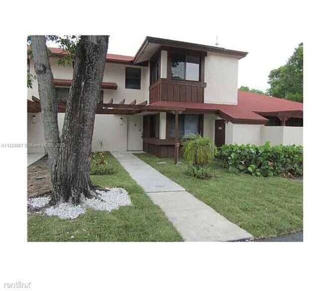 Foto del edificio - 3 br, 2.5 bath Townhome - 605 NW 210th St