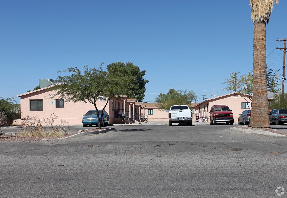 Primary Photo - Navajo Apartment