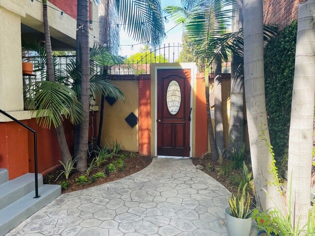 Courtyard Entrance - Pine and 9th Executive Suites, LLC