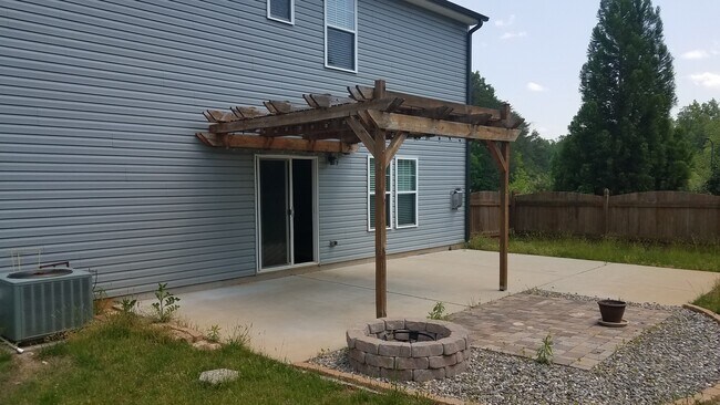 Building Photo - 5501 Hardie Farm Dr