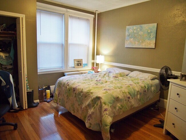 Building Photo - Sunny Spacious 4 Bedroom