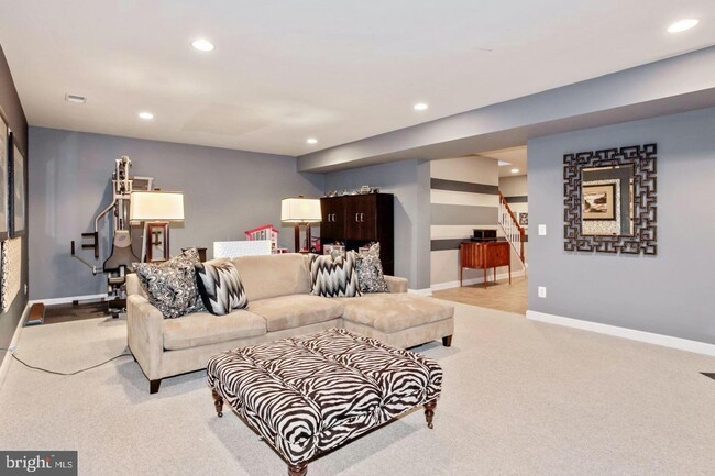 Building Photo - Tenant is in process of moving. Excuse us for the mess. the house will be completely ready once t...