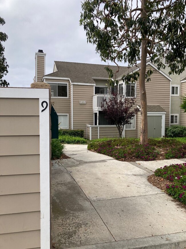 Building Photo - 2 Bedroom 2 Bathroom upper unit near Stran...