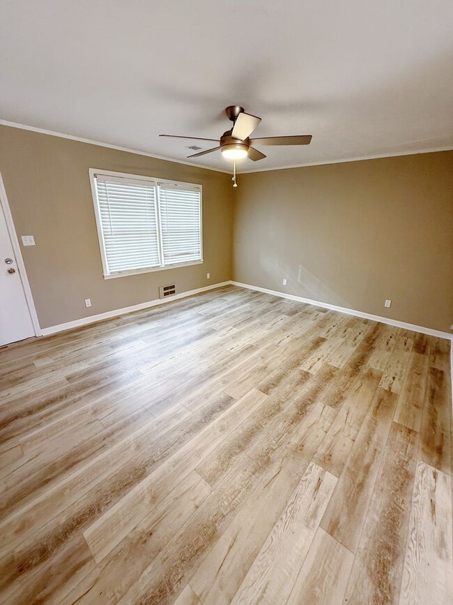 Building Photo - Cozy, Contemporary Living in a Quiet Community!